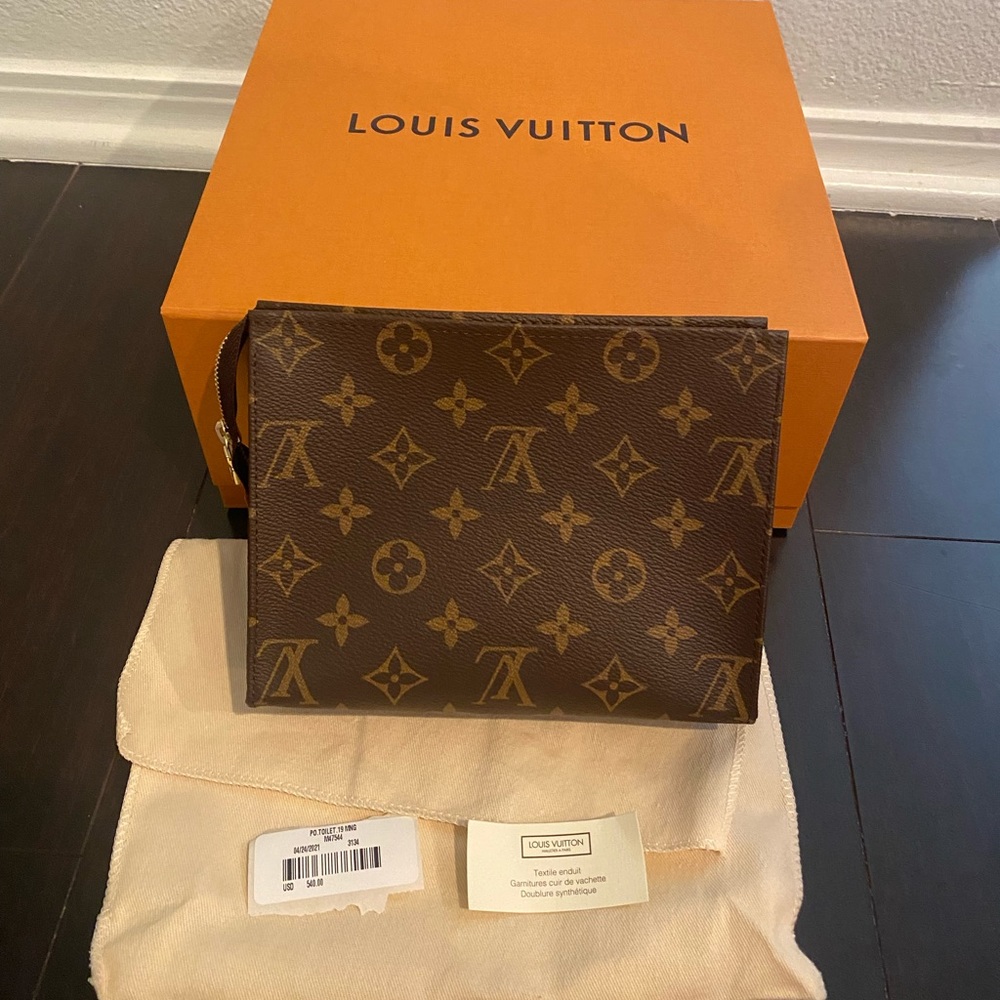 NWT Louis Vuitton Toiletry 19